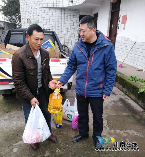 龙马潭区城管执法局节前走访慰问贫困户(图1)