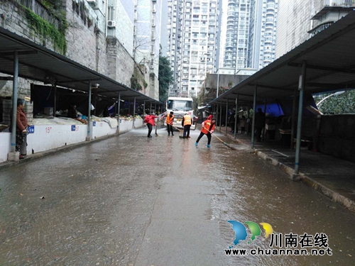 红星街道大驿坝社区开展春节前便民农产品交易点大清洗行动(图1)