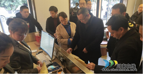 泸州市市场监管局副局长黄勇到合江县开展春节期间食品安全检查(图1)