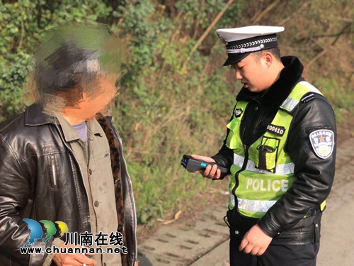 众人横穿高速酿险情 泸州高速交警化险为夷(图1) 众人横穿高速酿险情 泸州高速交警化险为夷(图1)