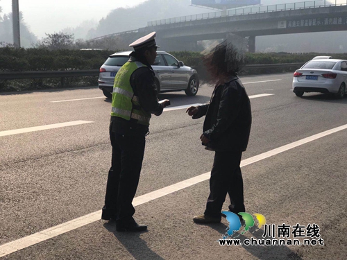 众人横穿高速酿险情 泸州高速交警化险为夷(图2) 众人横穿高速酿险情 泸州高速交警化险为夷(图2)