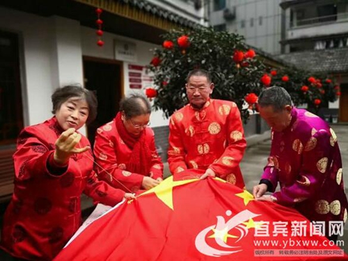 与祖国同岁&nbsp;宜宾古稀老人绣国旗祝福祖国(图1)