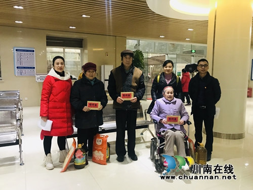 江阳区张坝街道匠心社区春节慰问困难群众暖人心(图1)