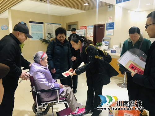 江阳区张坝街道匠心社区春节慰问困难群众暖人心(图2)