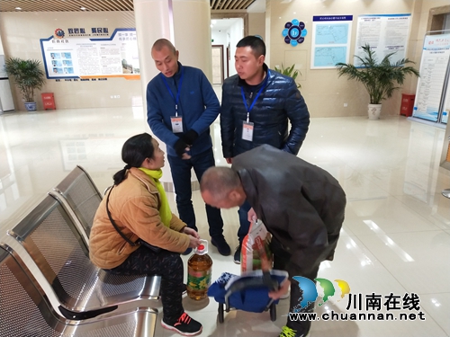 江阳区张坝街道匠心社区春节慰问困难群众暖人心(图3)