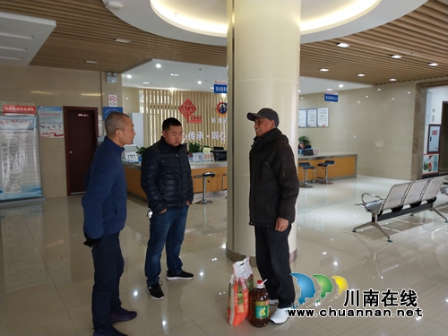 江阳区张坝街道匠心社区春节慰问困难群众暖人心(图4)