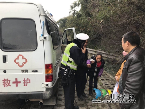 救护车送孕妇出故障&nbsp;泸州交警“为生命开道”(图1)
