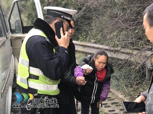 救护车送孕妇出故障&nbsp;泸州交警“为生命开道”(图2)