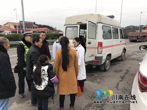 救护车送孕妇出故障&nbsp;泸州交警“为生命开道”(图3)