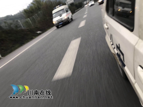 救护车送孕妇出故障&nbsp;泸州交警“为生命开道”(图4)