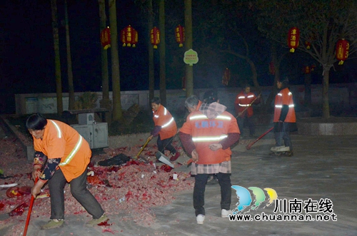 泸县太伏镇：除夕夜&nbsp;8名环卫工人坚守岗位保整洁(图1)