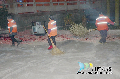 泸县太伏镇：除夕夜&nbsp;8名环卫工人坚守岗位保整洁(图2)