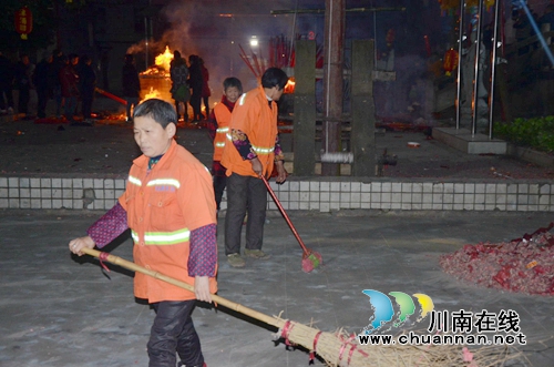 泸县太伏镇：除夕夜&nbsp;8名环卫工人坚守岗位保整洁(图3)