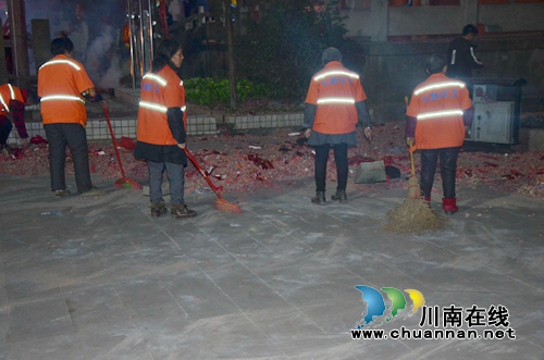 泸县太伏镇：除夕夜&nbsp;8名环卫工人坚守岗位保整洁(图4)