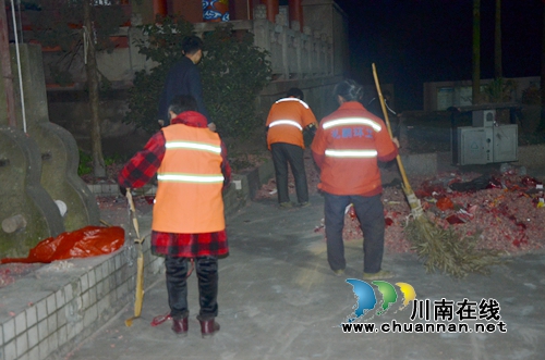 泸县太伏镇：除夕夜&nbsp;8名环卫工人坚守岗位保整洁(图5)