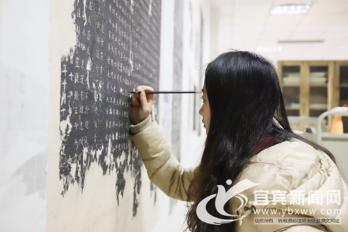 宜宾古籍修复师：让破损的古籍“重获新生”(图2)