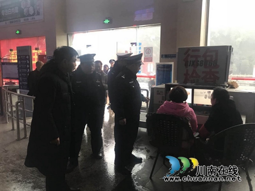 宜宾筠连县副县长、公安局长唐勇率队开展春运道路交通安全检查(图2) 宜宾筠连县副县长、公安局长唐勇率队开展春运道路交通安全检查(图2)