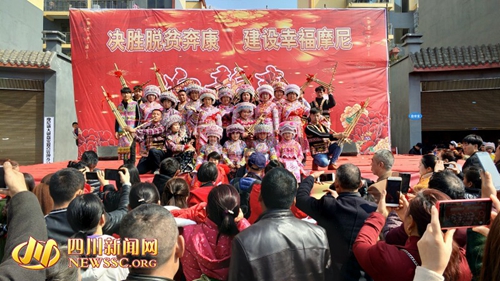 活动+展销&nbsp;泸州摩尼镇“村晚”让村民笑开颜(图1)