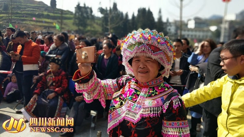 活动+展销&nbsp;泸州摩尼镇“村晚”让村民笑开颜(图2)