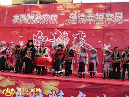 活动+展销&nbsp;泸州摩尼镇“村晚”让村民笑开颜(图3)