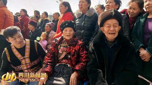 活动+展销&nbsp;泸州摩尼镇“村晚”让村民笑开颜(图4)