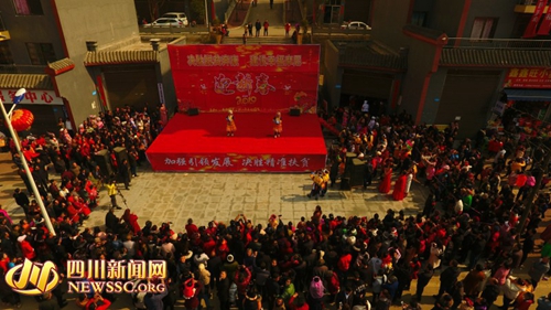 活动+展销&nbsp;泸州摩尼镇“村晚”让村民笑开颜(图5)