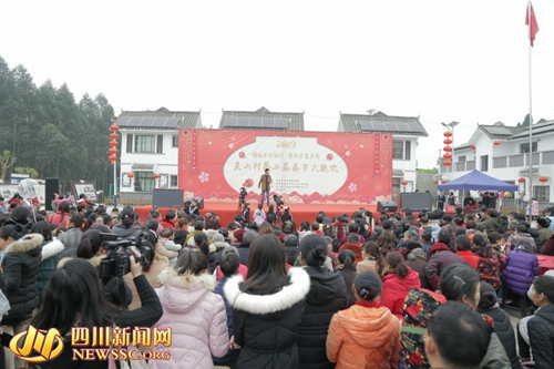 庆脱贫 自贡村民众筹办“村晚”晒幸福(图1) 庆脱贫 自贡村民众筹办“村晚”晒幸福(图1)