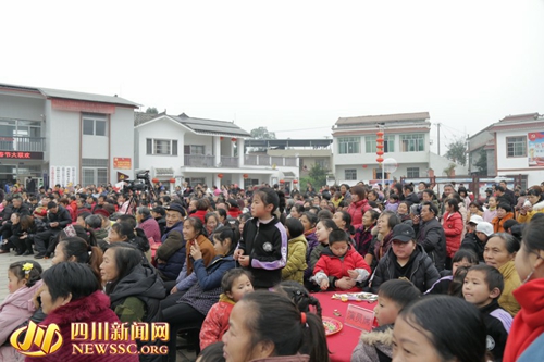 庆脱贫 自贡村民众筹办“村晚”晒幸福(图3) 庆脱贫 自贡村民众筹办“村晚”晒幸福(图3)