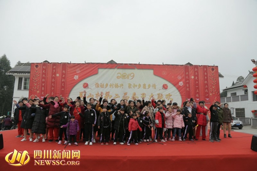 庆脱贫 自贡村民众筹办“村晚”晒幸福(图4) 庆脱贫 自贡村民众筹办“村晚”晒幸福(图4)