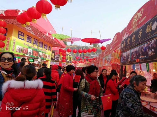 内江市民自发快闪贺新春&nbsp;载歌载舞颂祖国(图3)