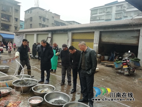 泸县海潮镇党委书记万绪友带队检查节后安全工作(图1)