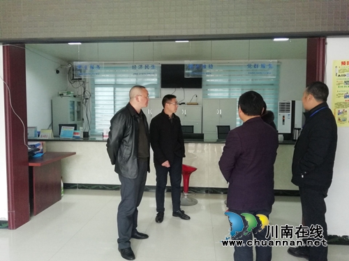 泸县海潮镇党委书记万绪友带队检查节后安全工作(图2)