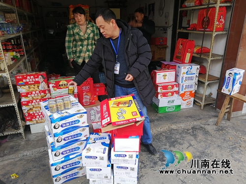 “李鬼”藏身门市&nbsp;泸县查获一批假冒饮料(图1)