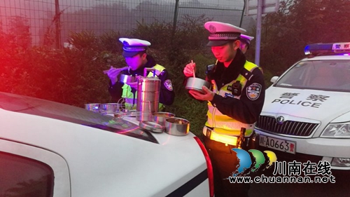 泸州交警吴俊霖：春节7天都在岗&nbsp;“拒见”妈妈(图1)