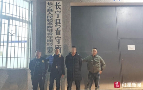 宜宾：喷漆拍照恐吓骚扰家人&nbsp;“套路贷”被打掉(图5)