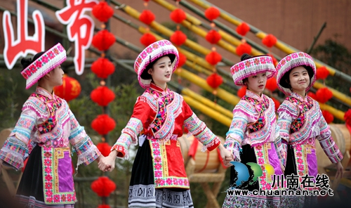 跳起舞来嗨个歌!合江苗族踩山节成“狂欢节”(图1) 跳起舞来嗨个歌!合江苗族踩山节成“狂欢节”(图1)