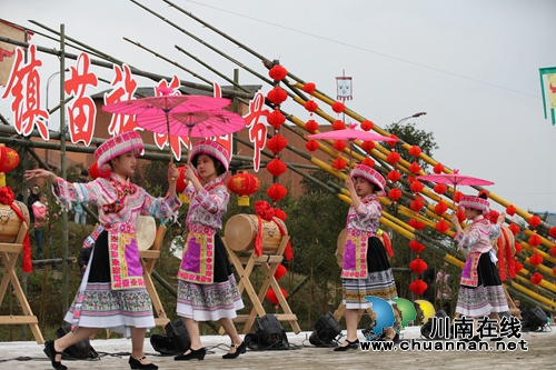 跳起舞来嗨个歌!合江苗族踩山节成“狂欢节”(图2) 跳起舞来嗨个歌!合江苗族踩山节成“狂欢节”(图2)