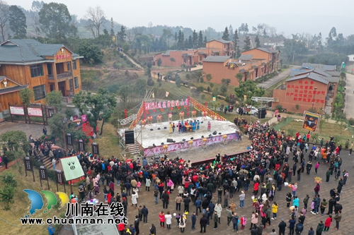 跳起舞来嗨个歌!合江苗族踩山节成“狂欢节”(图3) 跳起舞来嗨个歌!合江苗族踩山节成“狂欢节”(图3)