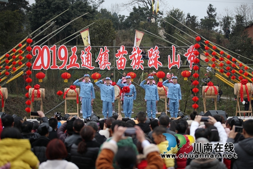 跳起舞来嗨个歌!合江苗族踩山节成“狂欢节”(图6) 跳起舞来嗨个歌!合江苗族踩山节成“狂欢节”(图6)