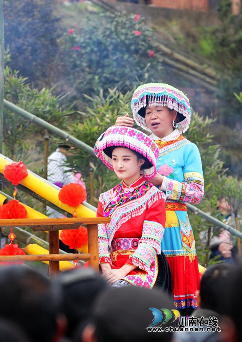 跳起舞来嗨个歌!合江苗族踩山节成“狂欢节”(图7) 跳起舞来嗨个歌!合江苗族踩山节成“狂欢节”(图7)