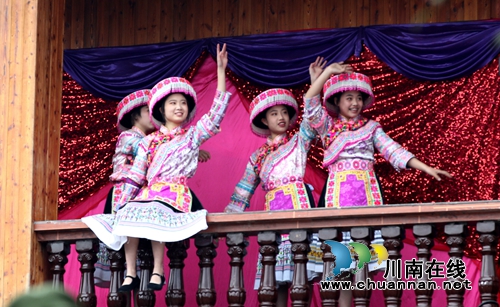 跳起舞来嗨个歌!合江苗族踩山节成“狂欢节”(图8) 跳起舞来嗨个歌!合江苗族踩山节成“狂欢节”(图8)