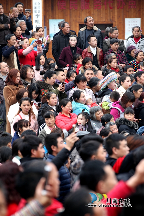 跳起舞来嗨个歌!合江苗族踩山节成“狂欢节”(图12) 跳起舞来嗨个歌!合江苗族踩山节成“狂欢节”(图12)