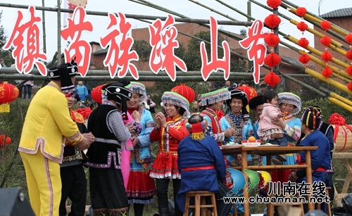 跳起舞来嗨个歌!合江苗族踩山节成“狂欢节”(图14) 跳起舞来嗨个歌!合江苗族踩山节成“狂欢节”(图14)