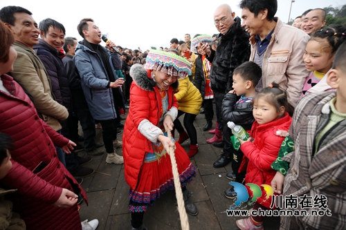 跳起舞来嗨个歌!合江苗族踩山节成“狂欢节”(图18) 跳起舞来嗨个歌!合江苗族踩山节成“狂欢节”(图18)