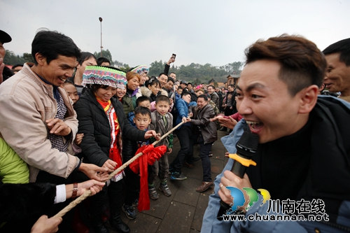 跳起舞来嗨个歌!合江苗族踩山节成“狂欢节”(图19) 跳起舞来嗨个歌!合江苗族踩山节成“狂欢节”(图19)