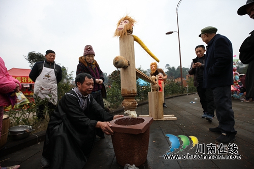 跳起舞来嗨个歌!合江苗族踩山节成“狂欢节”(图20) 跳起舞来嗨个歌!合江苗族踩山节成“狂欢节”(图20)