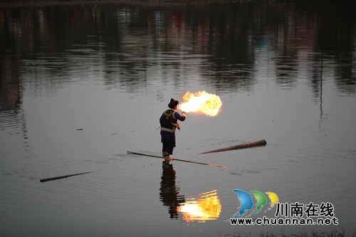 跳起舞来嗨个歌!合江苗族踩山节成“狂欢节”(图21) 跳起舞来嗨个歌!合江苗族踩山节成“狂欢节”(图21)
