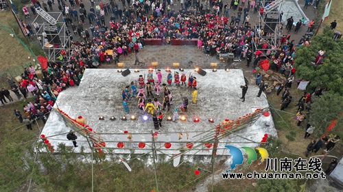 跳起舞来嗨个歌!合江苗族踩山节成“狂欢节”(图4) 跳起舞来嗨个歌!合江苗族踩山节成“狂欢节”(图4)