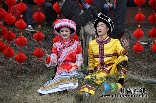 跳起舞来嗨个歌!合江苗族踩山节成“狂欢节”(图22) 跳起舞来嗨个歌!合江苗族踩山节成“狂欢节”(图22)