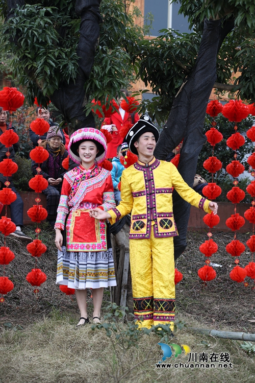 跳起舞来嗨个歌!合江苗族踩山节成“狂欢节”(图24) 跳起舞来嗨个歌!合江苗族踩山节成“狂欢节”(图24)